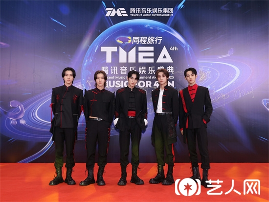 威神V出席2023TMEA腾讯音乐娱乐盛典红毯照